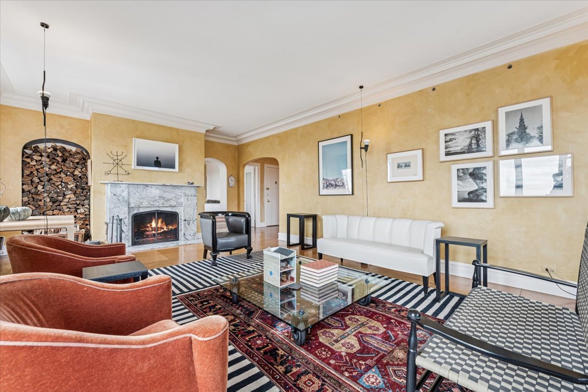 707 W JUNIOR Terrace Unit: 10