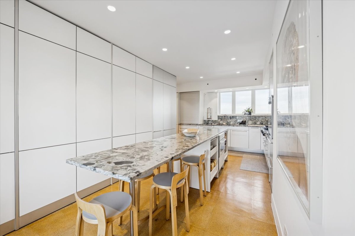 707 W JUNIOR Terrace Unit: 10