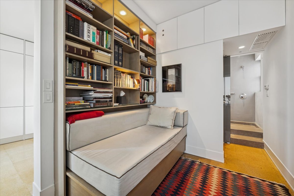 707 W JUNIOR Terrace Unit: 10
