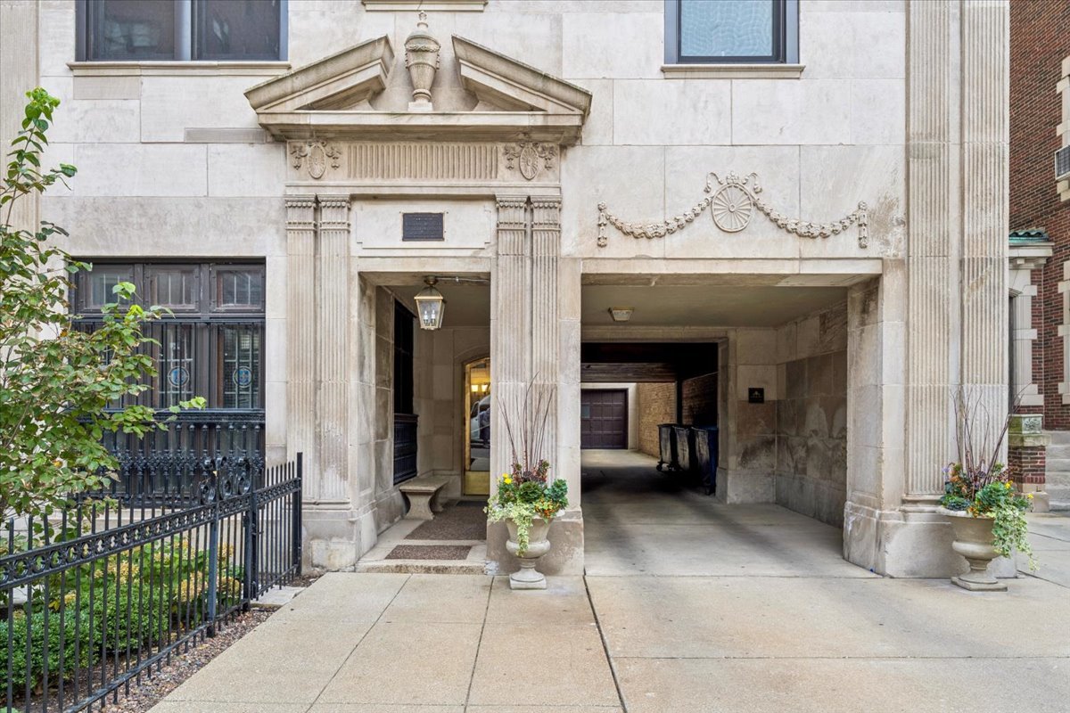 707 W JUNIOR Terrace Unit: 10