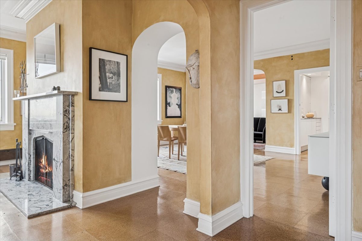 707 W JUNIOR Terrace Unit: 10