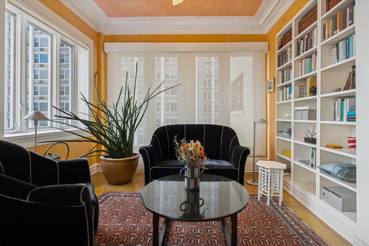 707 W JUNIOR Terrace Unit: 10