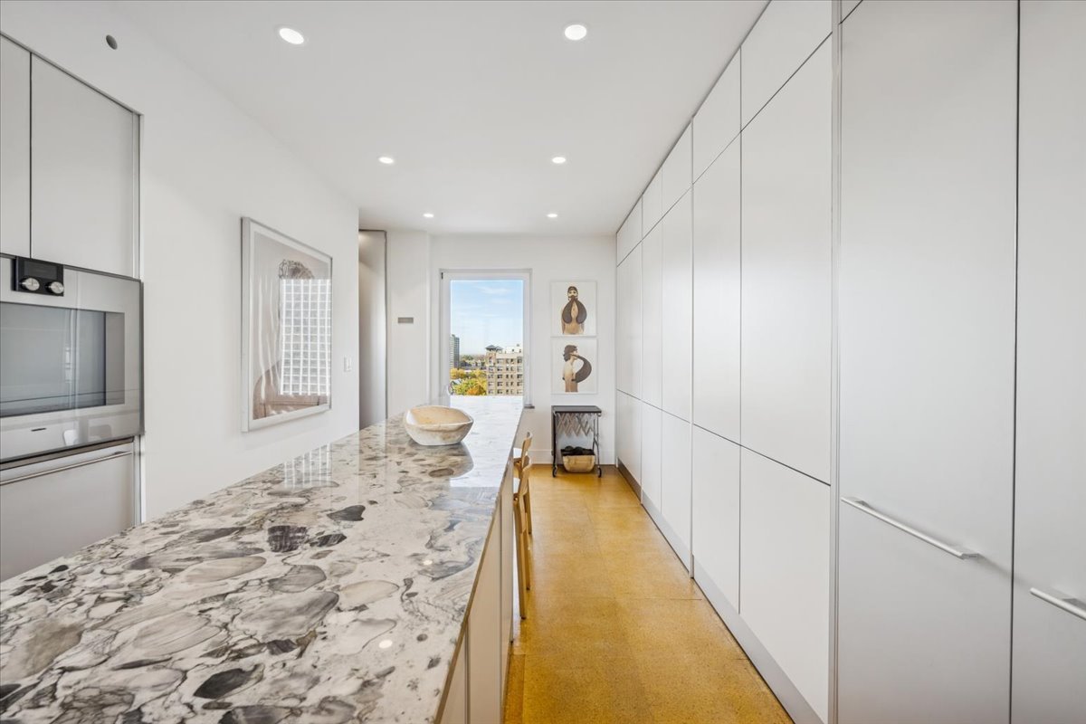 707 W JUNIOR Terrace Unit: 10