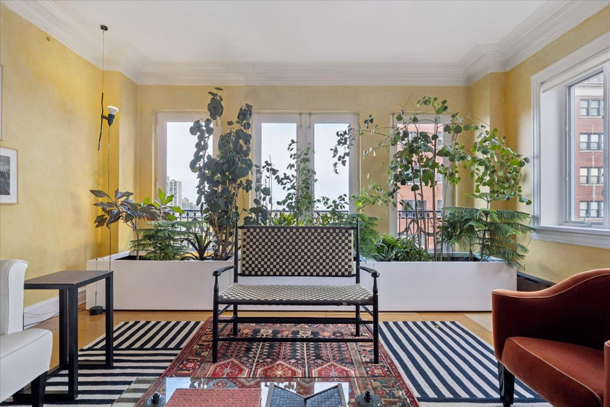 707 W JUNIOR Terrace Unit: 10