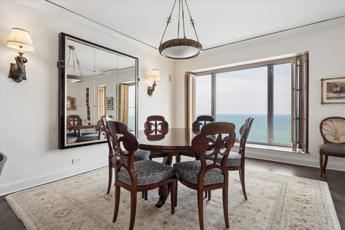 950 N Michigan Avenue Unit: 3805