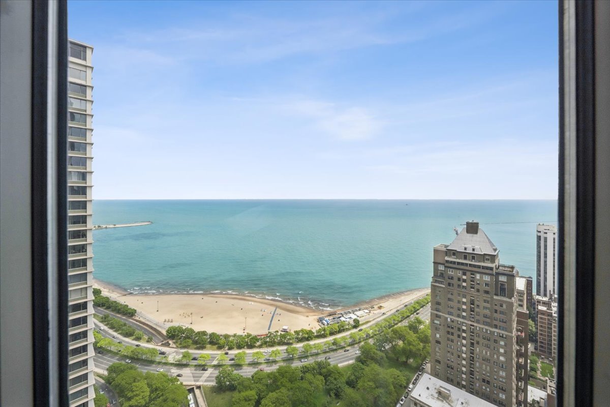 950 N Michigan Avenue Unit: 3805