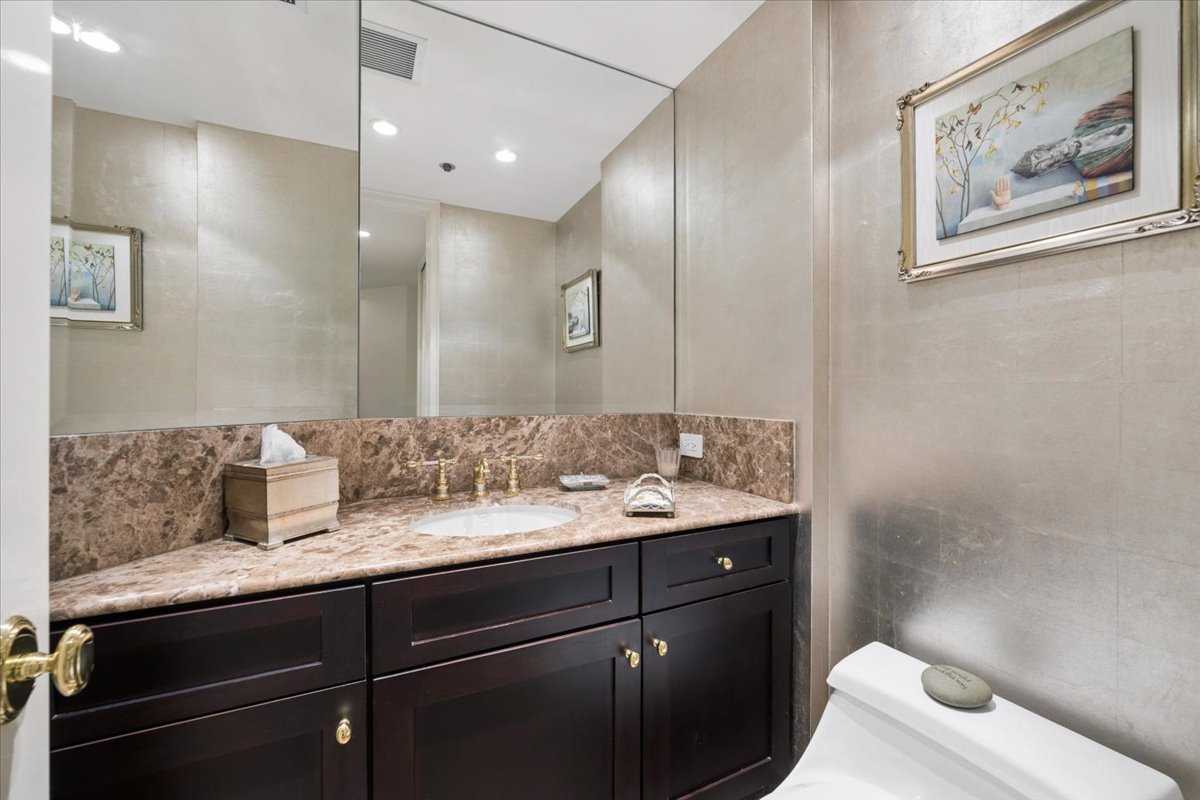 950 N Michigan Avenue Unit: 3805