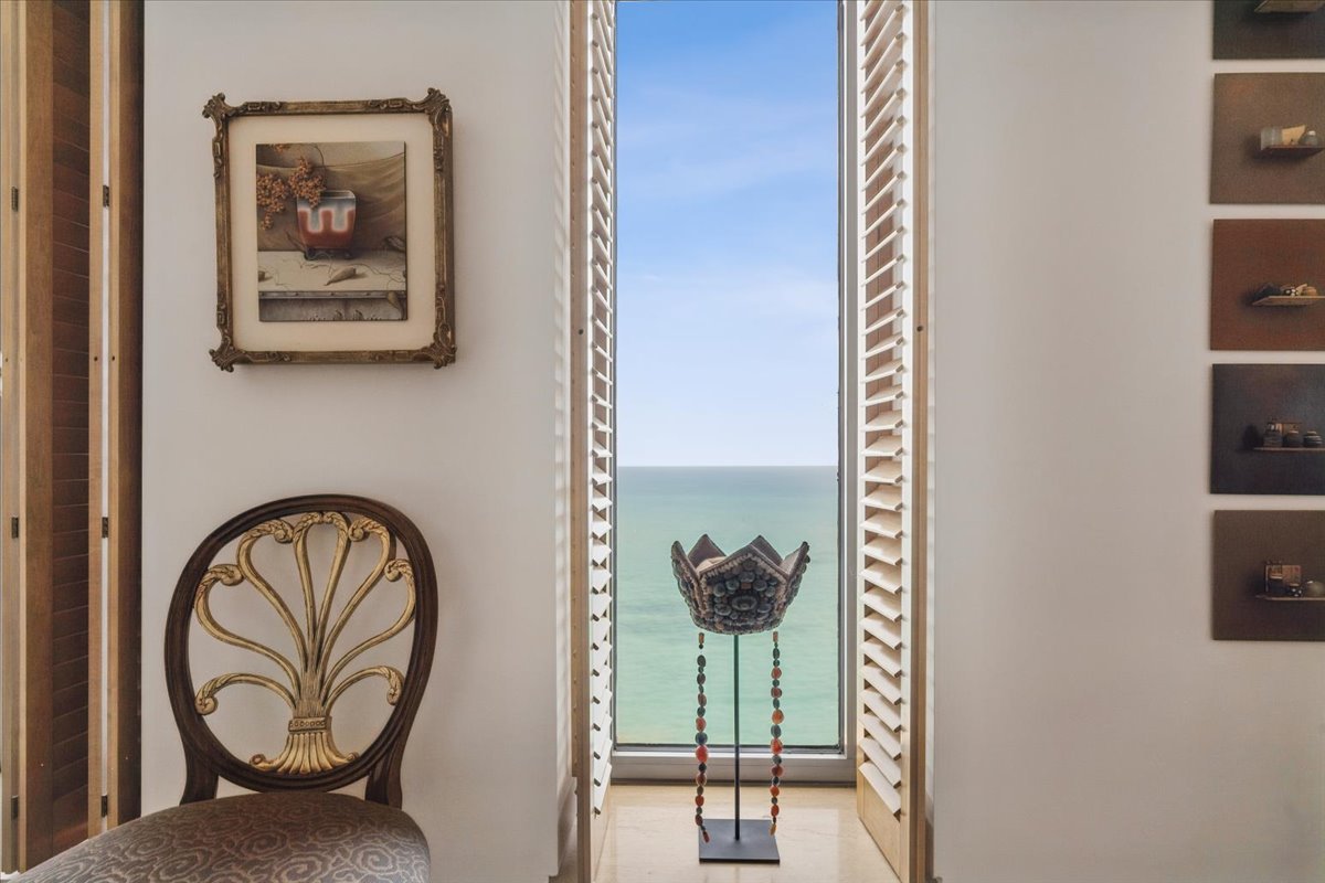 950 N Michigan Avenue Unit: 3805
