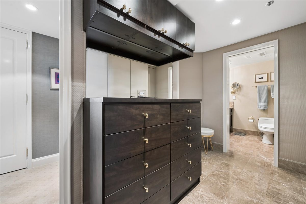 950 N Michigan Avenue Unit: 3805