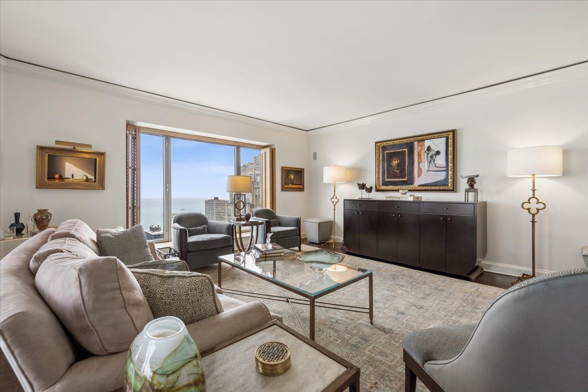 950 N Michigan Avenue Unit: 3805