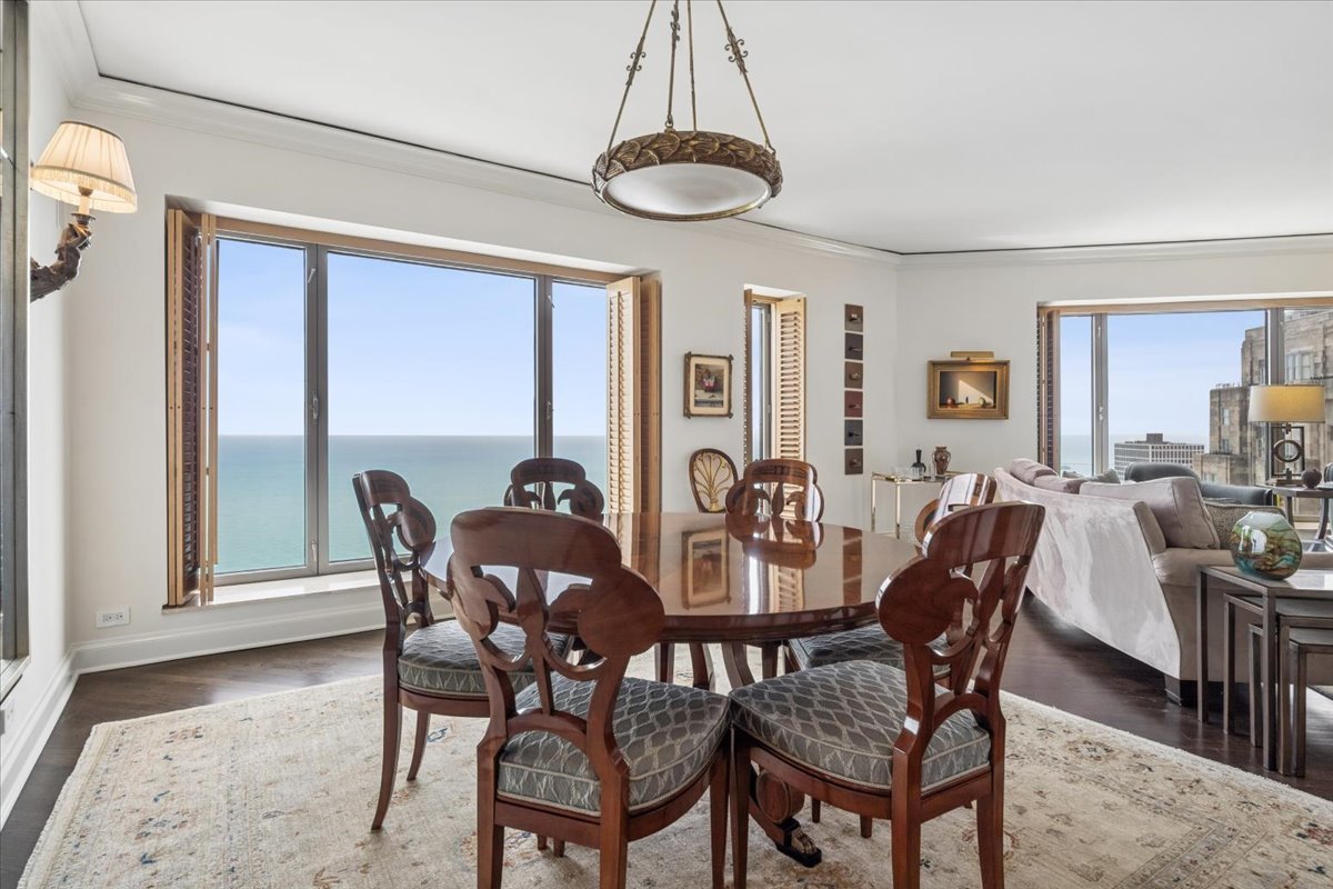 950 N Michigan Avenue Unit: 3805
