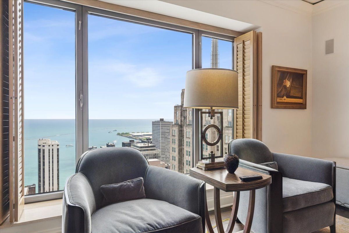 950 N Michigan Avenue Unit: 3805