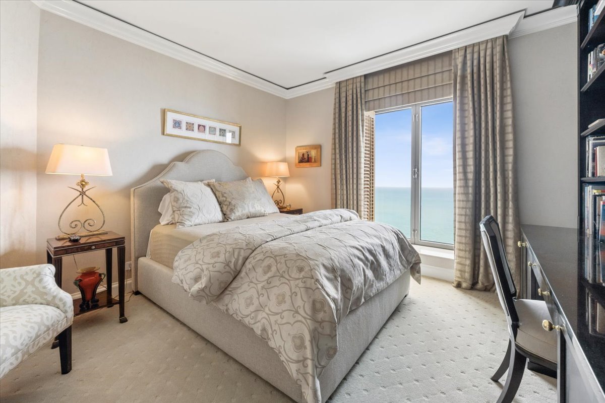 950 N Michigan Avenue Unit: 3805