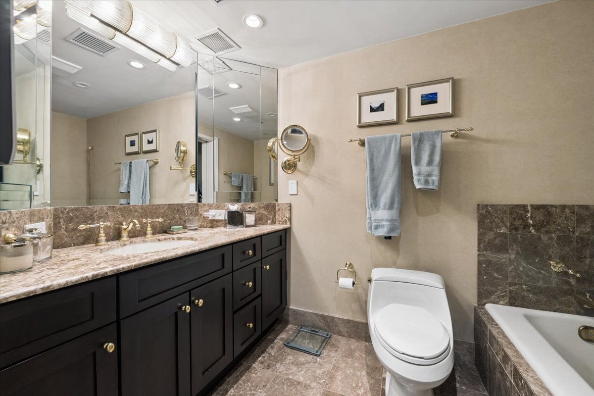 950 N Michigan Avenue Unit: 3805