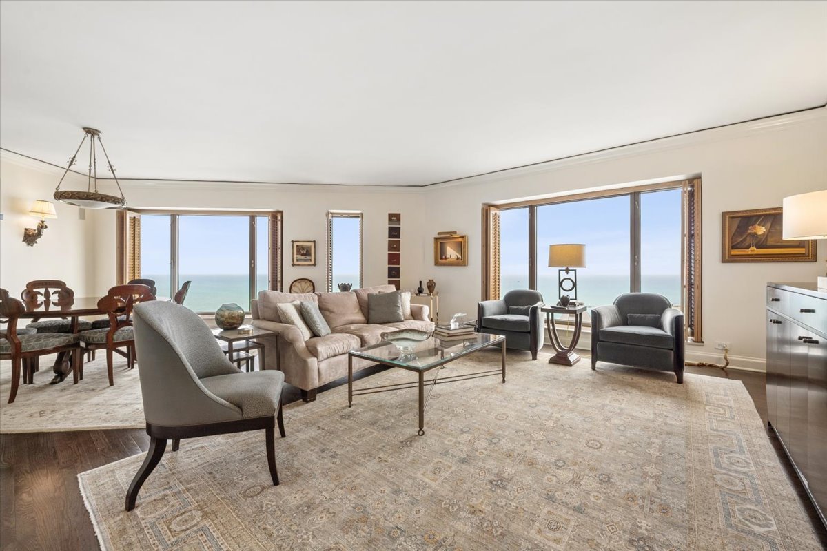 950 N Michigan Avenue Unit: 3805