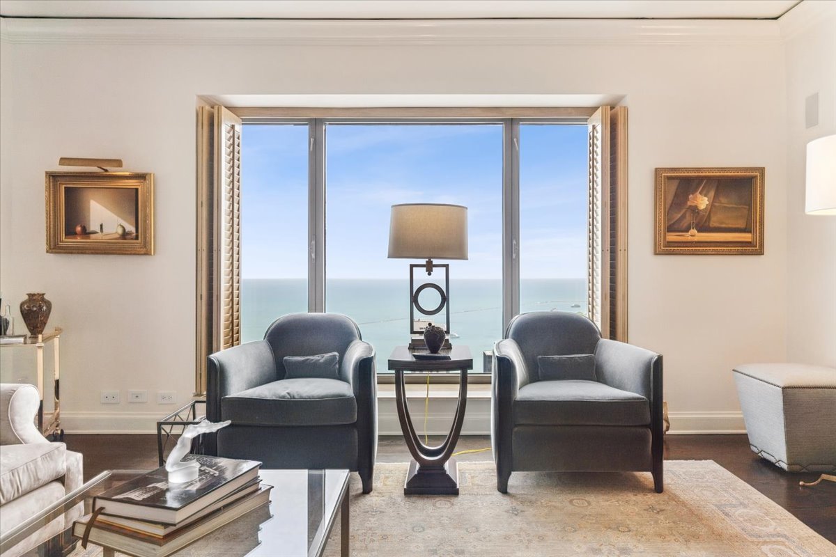 950 N Michigan Avenue Unit: 3805