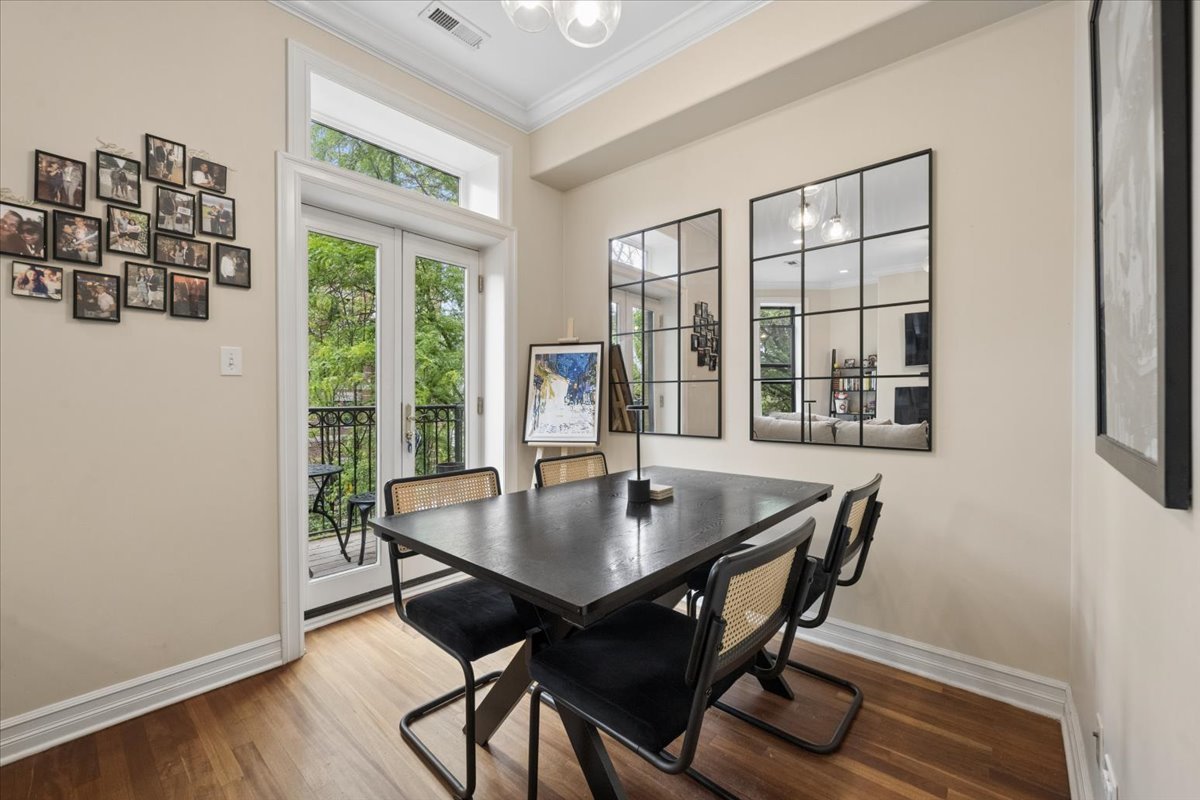 832 W Roscoe Street Unit: 2