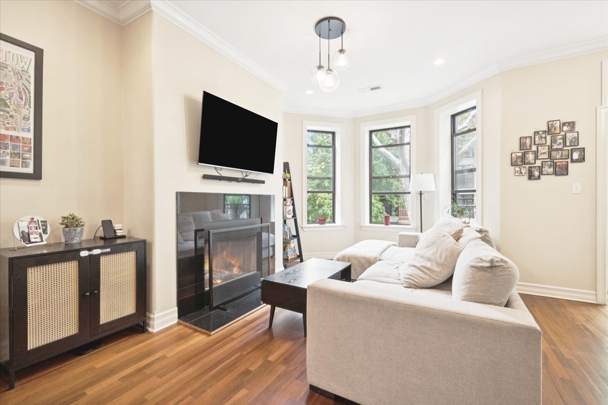 832 W Roscoe Street Unit: 2