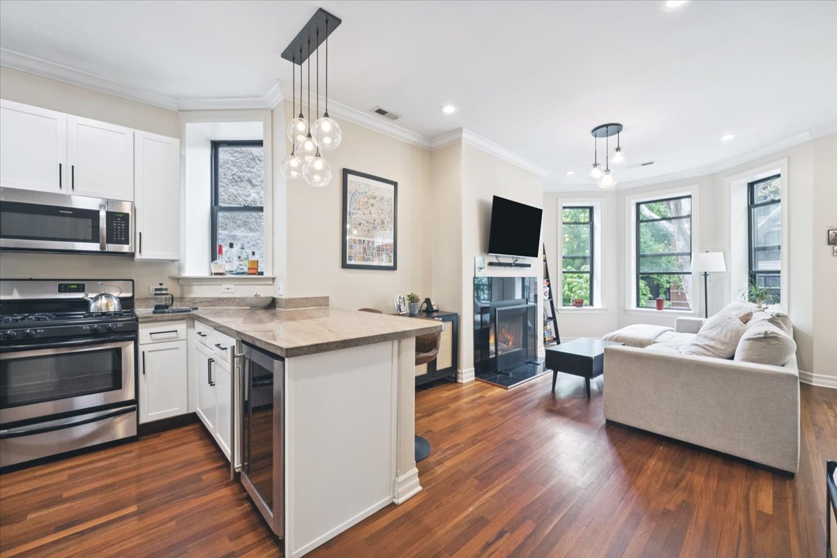 832 W Roscoe Street Unit: 2