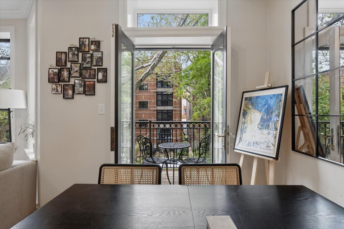 832 W Roscoe Street Unit: 2