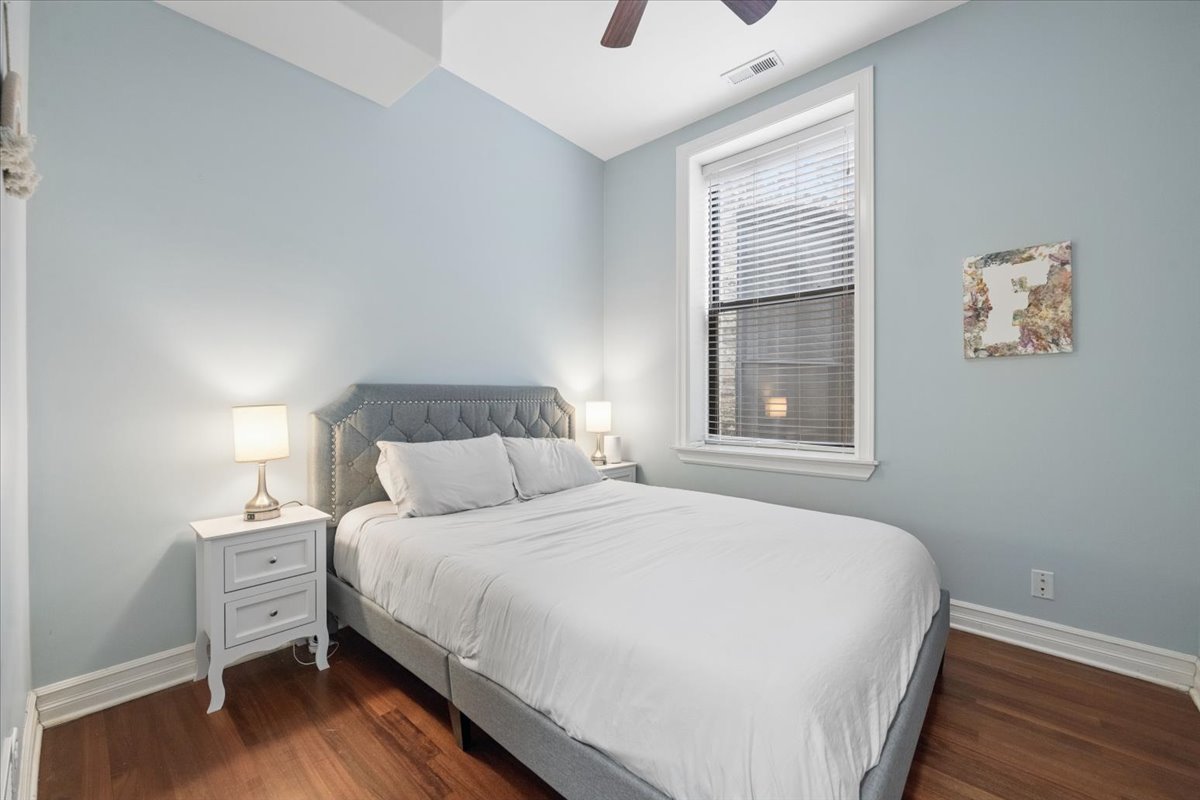 832 W Roscoe Street Unit: 2