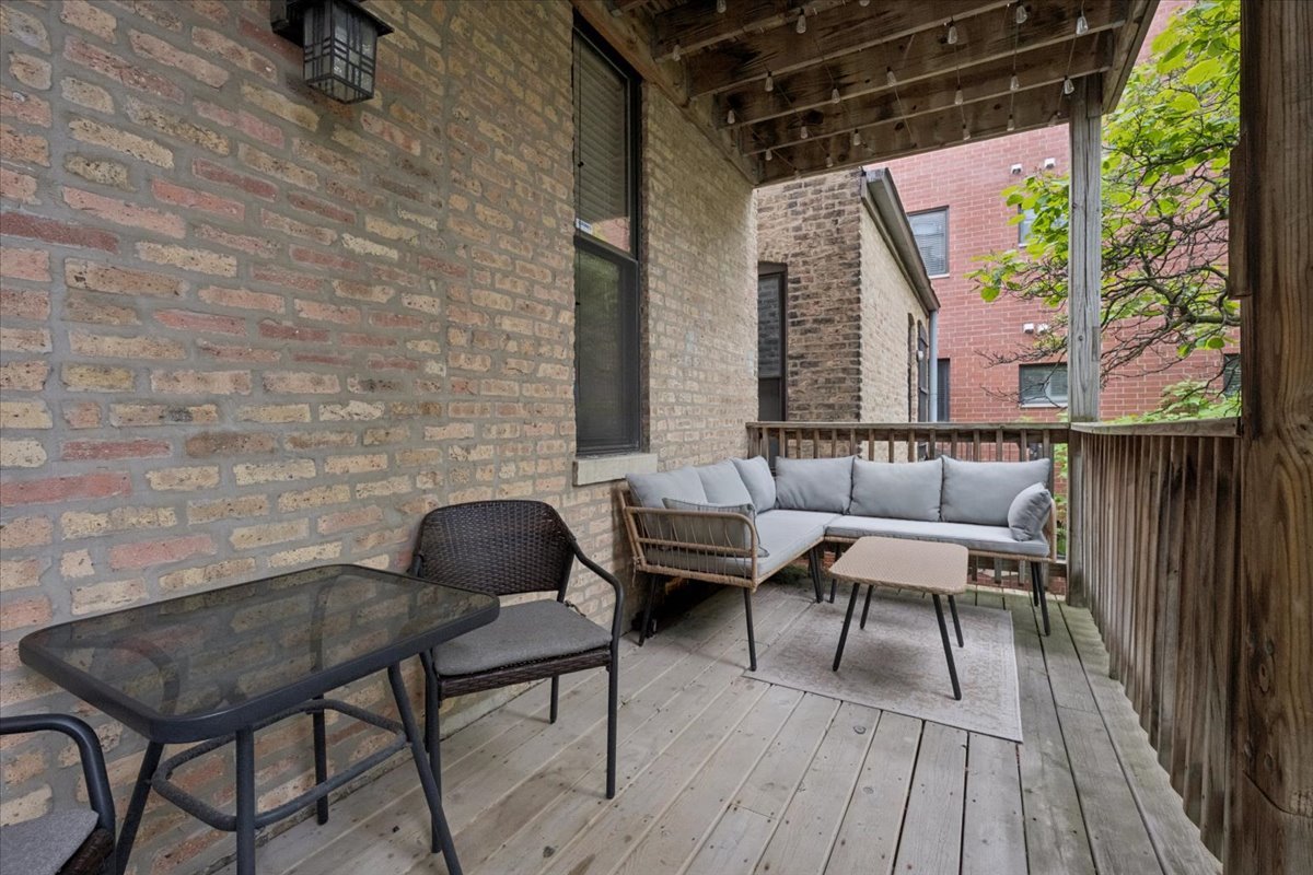 832 W Roscoe Street Unit: 2