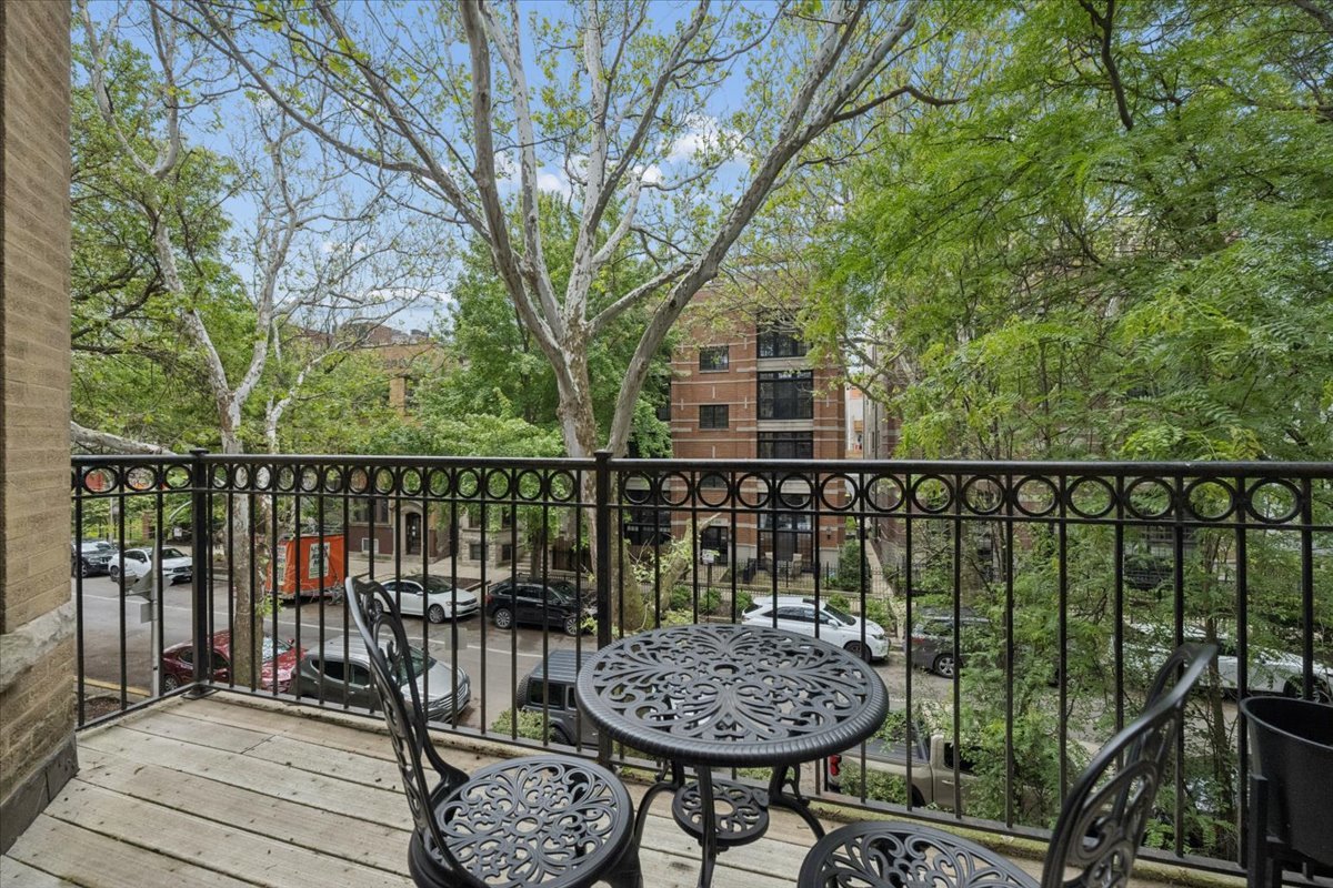 832 W Roscoe Street Unit: 2