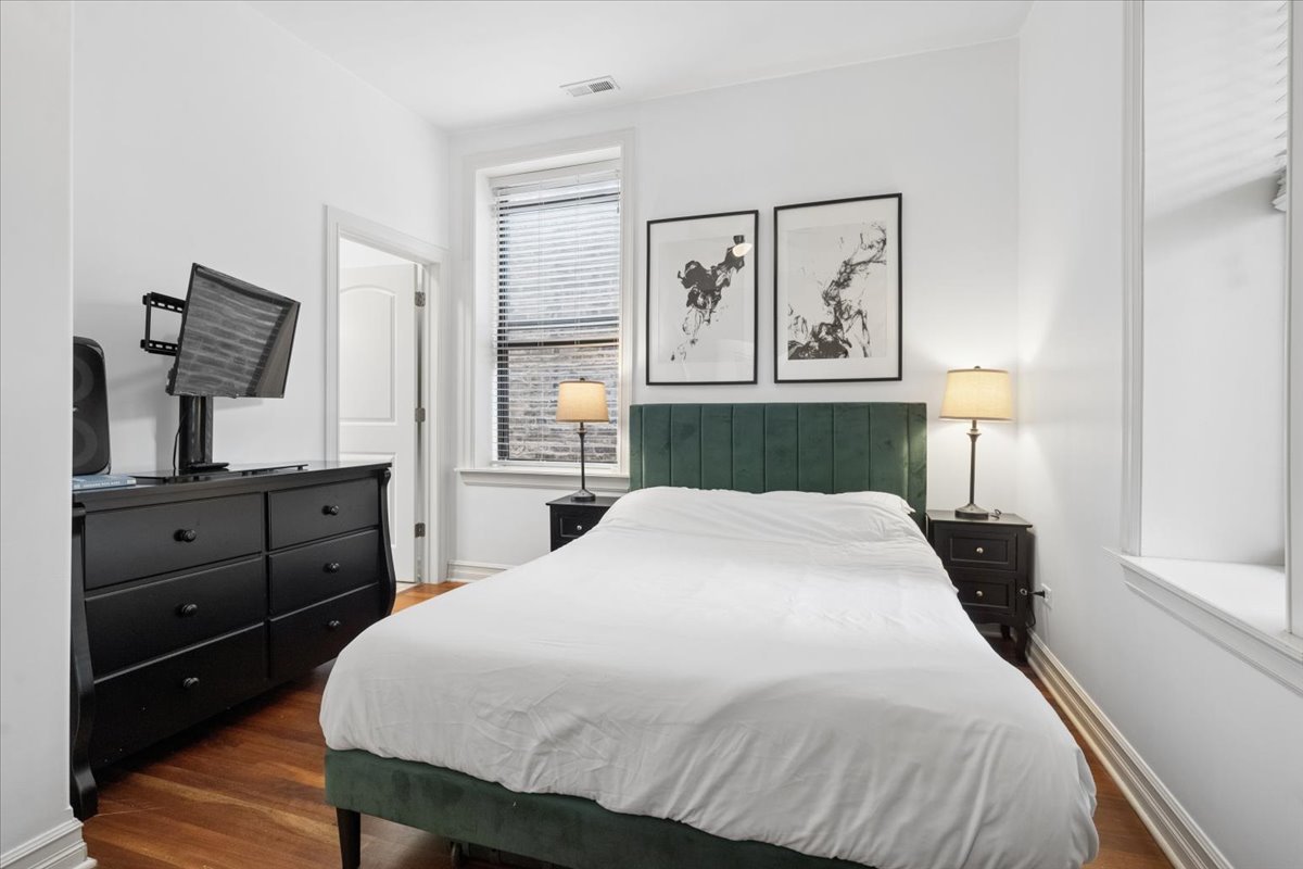 832 W Roscoe Street Unit: 2