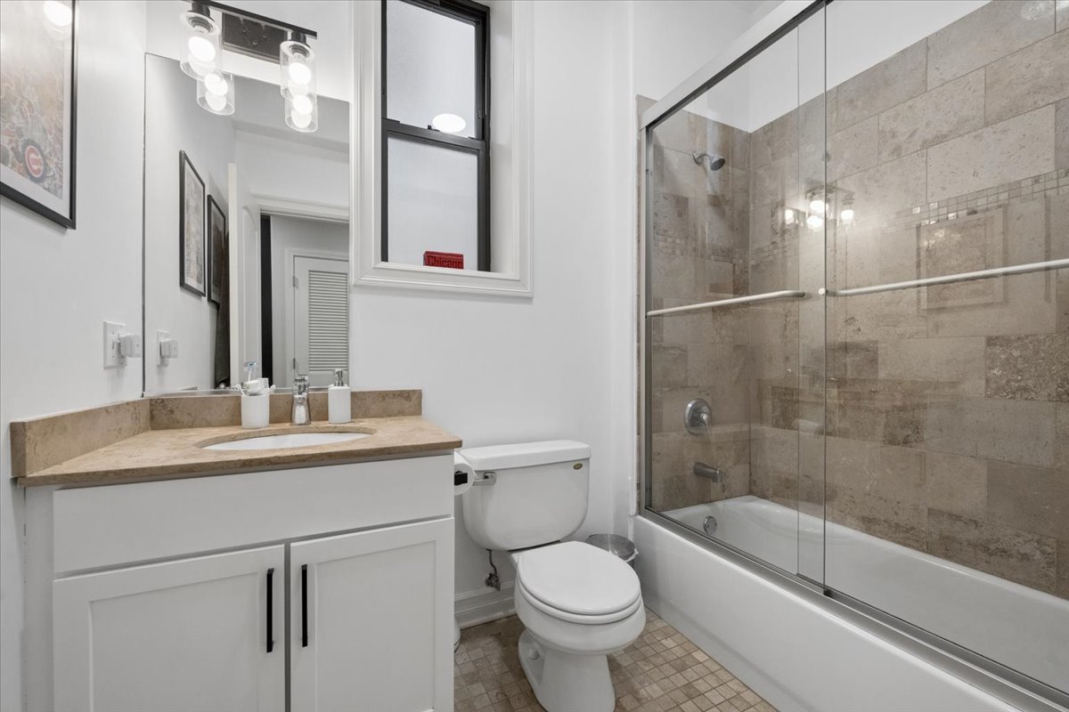832 W Roscoe Street Unit: 2