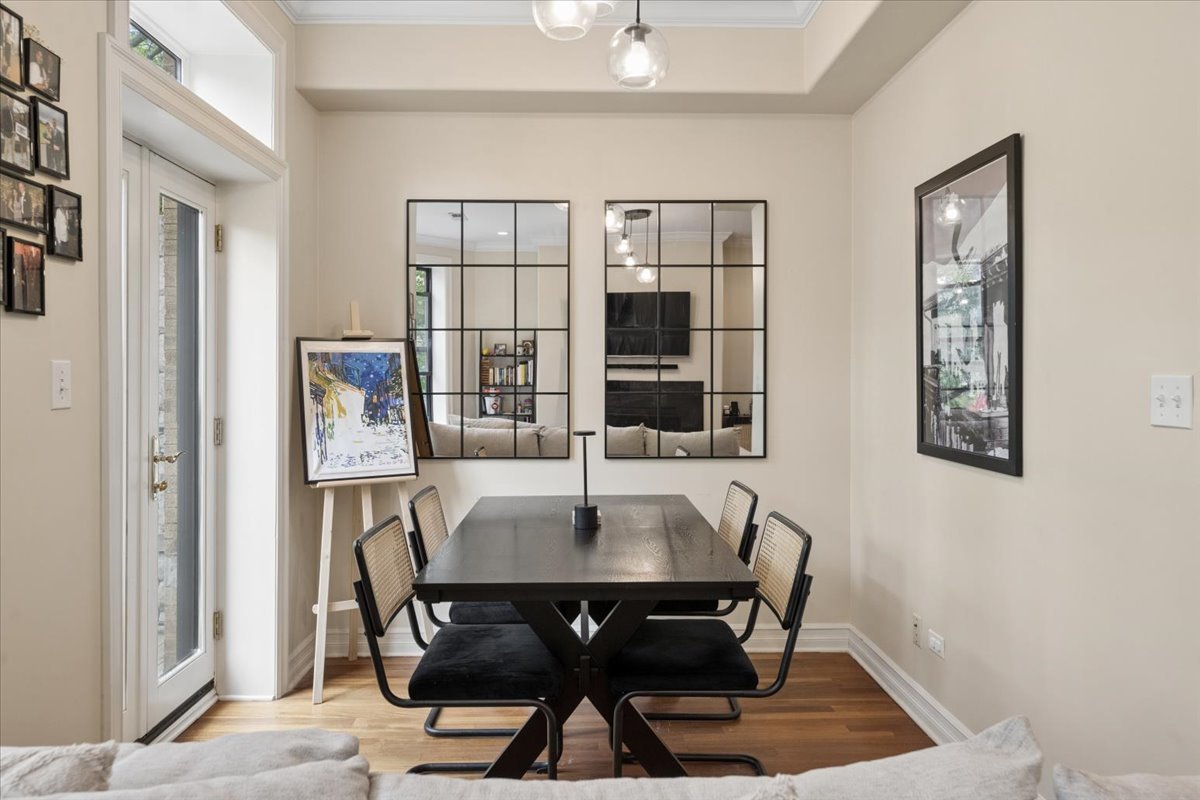 832 W Roscoe Street Unit: 2