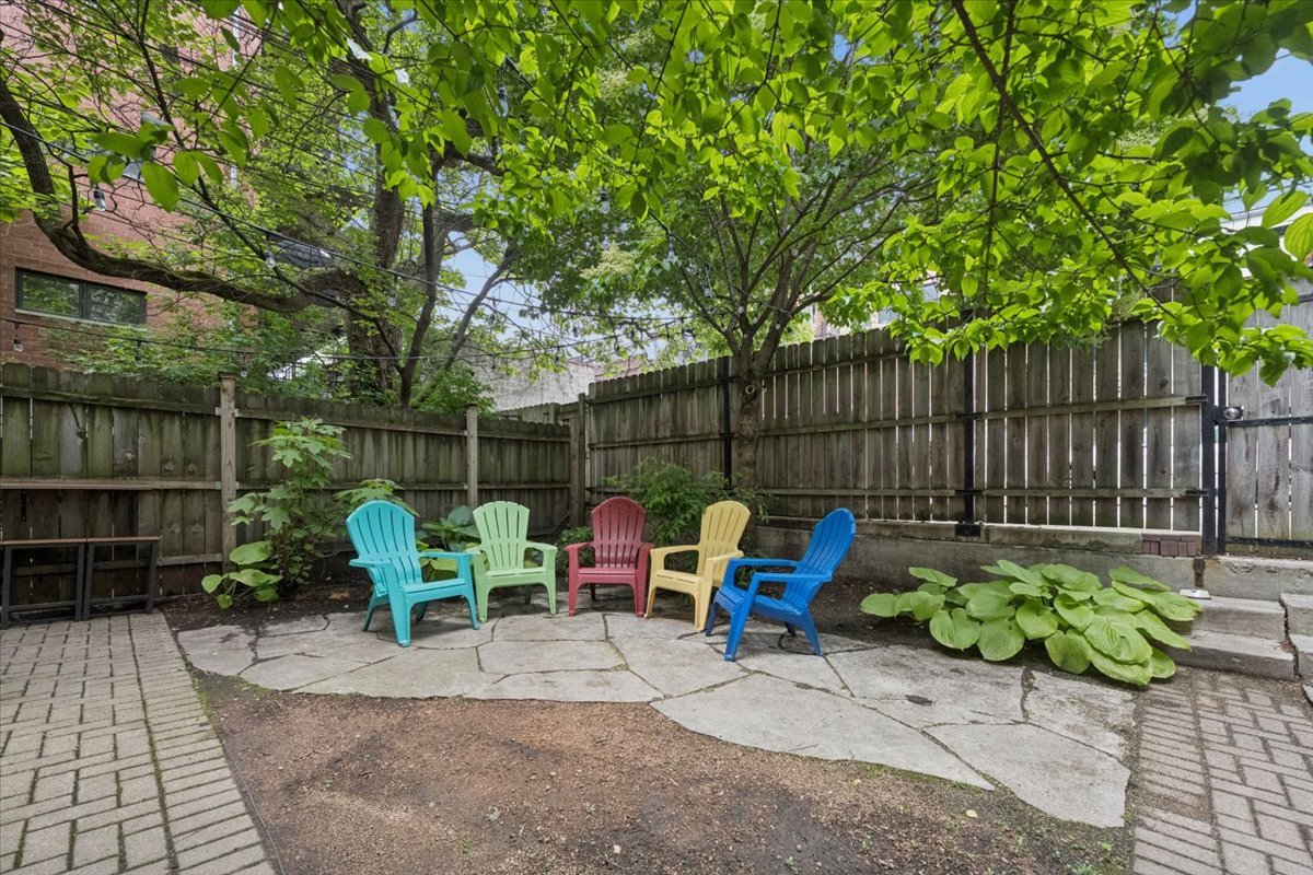 832 W Roscoe Street Unit: 2