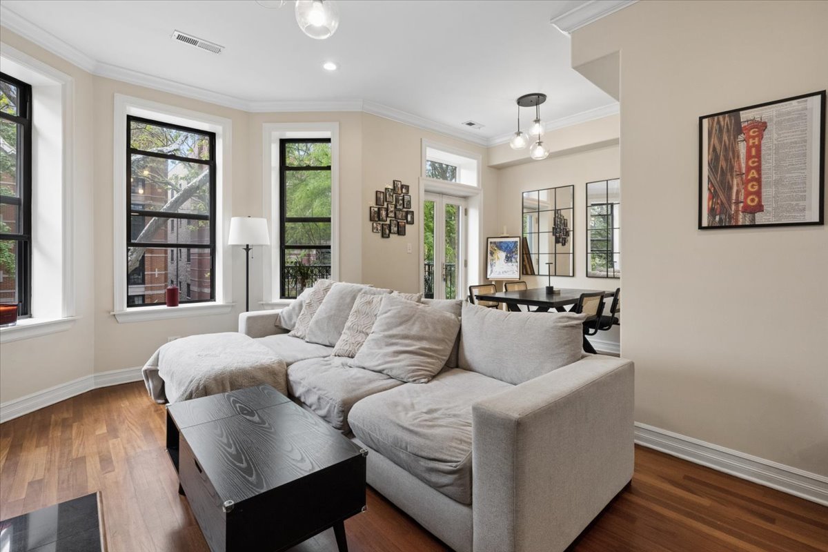 832 W Roscoe Street Unit: 2