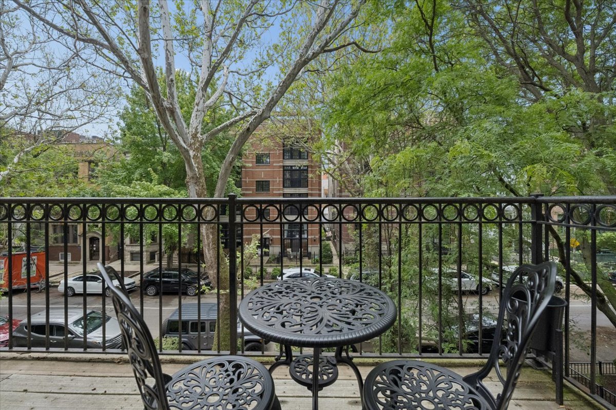 832 W Roscoe Street Unit: 2