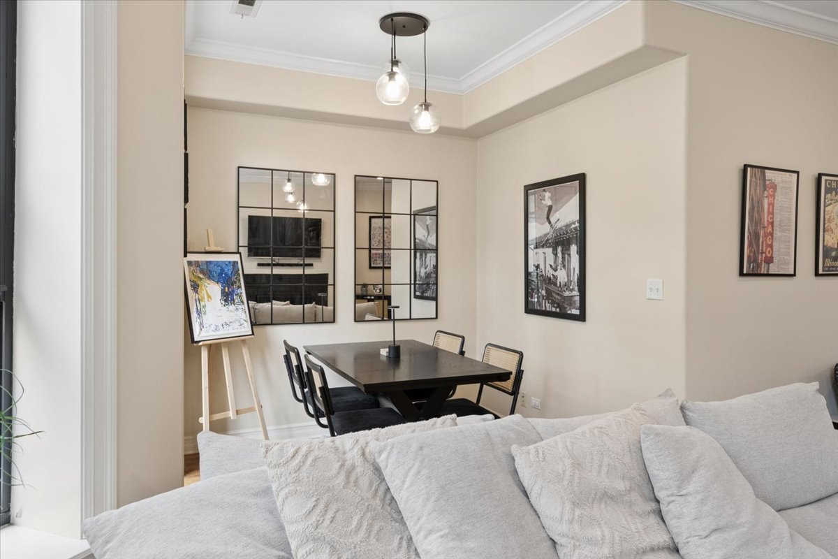 832 W Roscoe Street Unit: 2