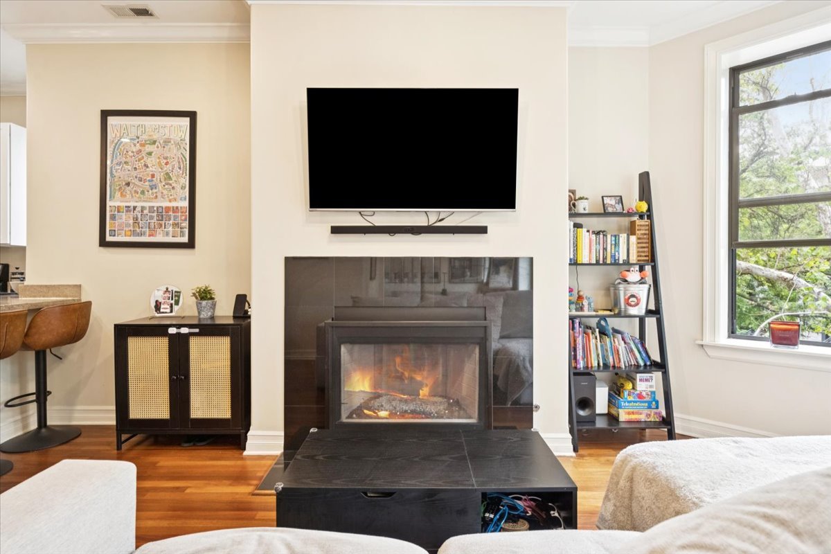 832 W Roscoe Street Unit: 2