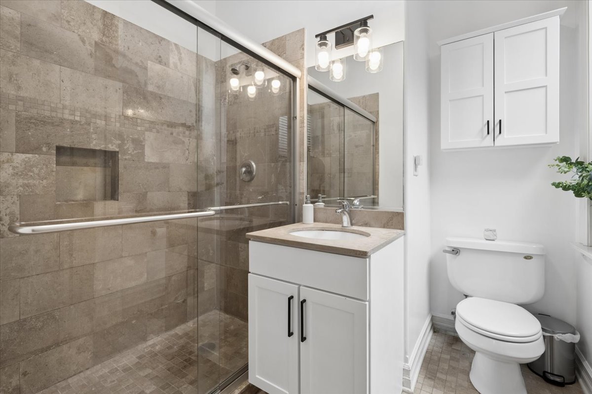 832 W Roscoe Street Unit: 2