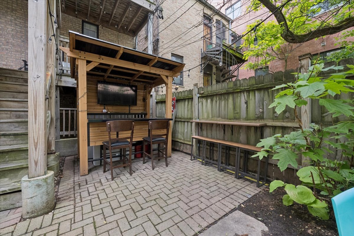 832 W Roscoe Street Unit: 2