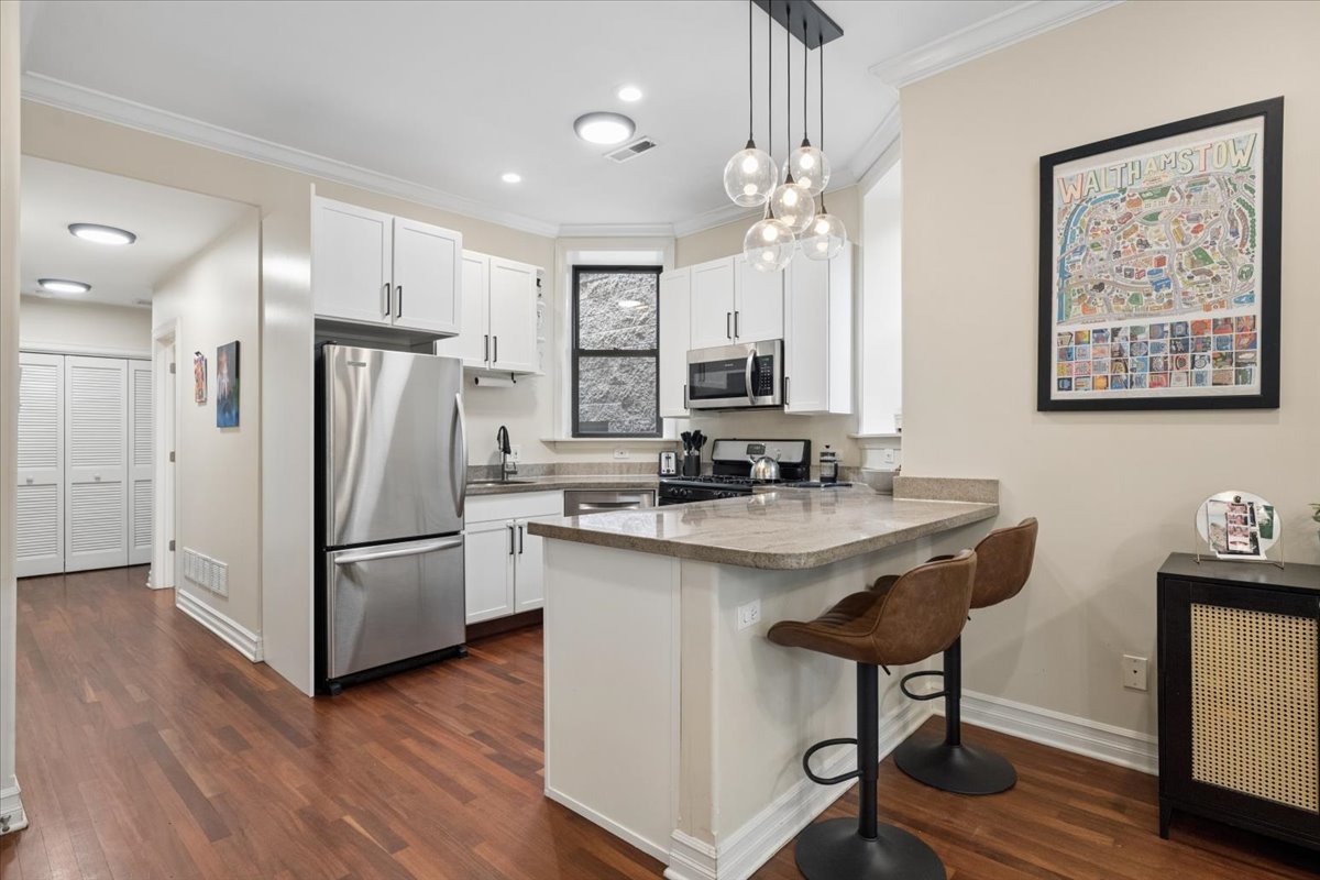 832 W Roscoe Street Unit: 2