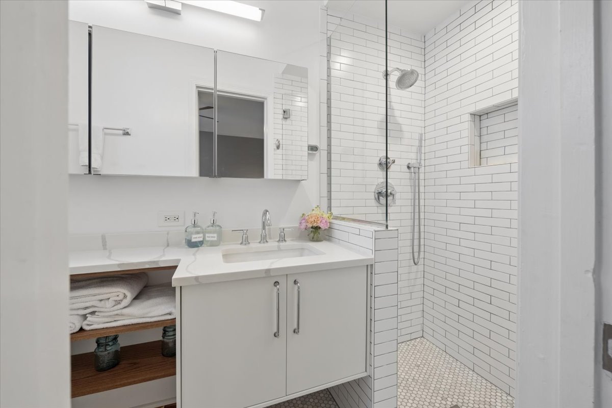 445 W Fullerton Parkway Unit: 2E
