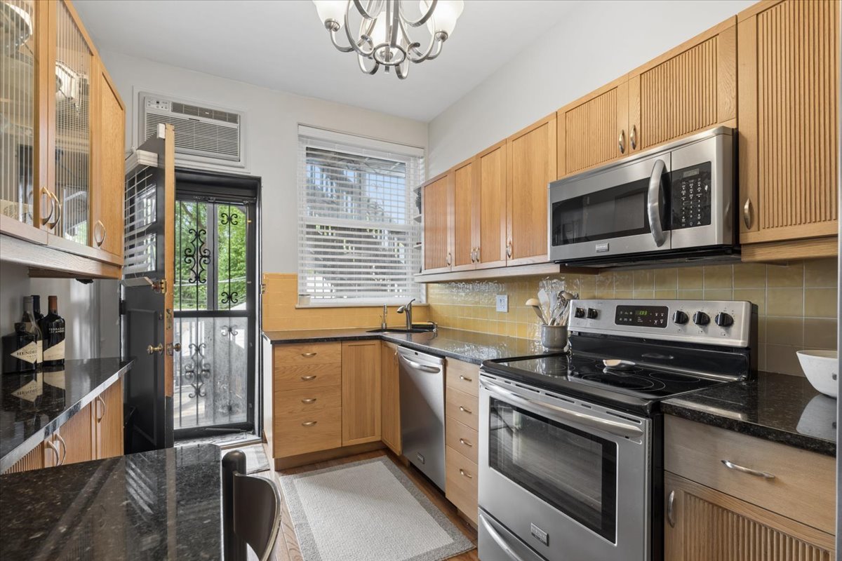 445 W Fullerton Parkway Unit: 2E