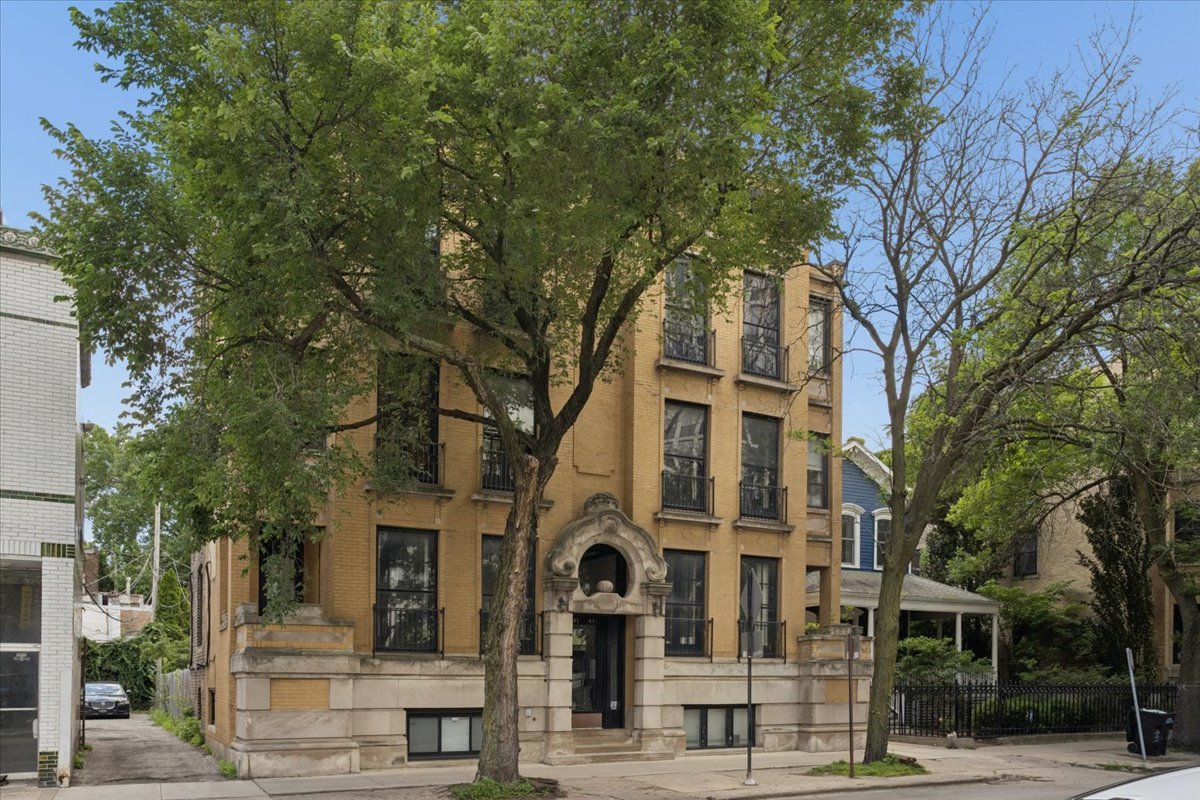 445 W Fullerton Parkway Unit: 2E