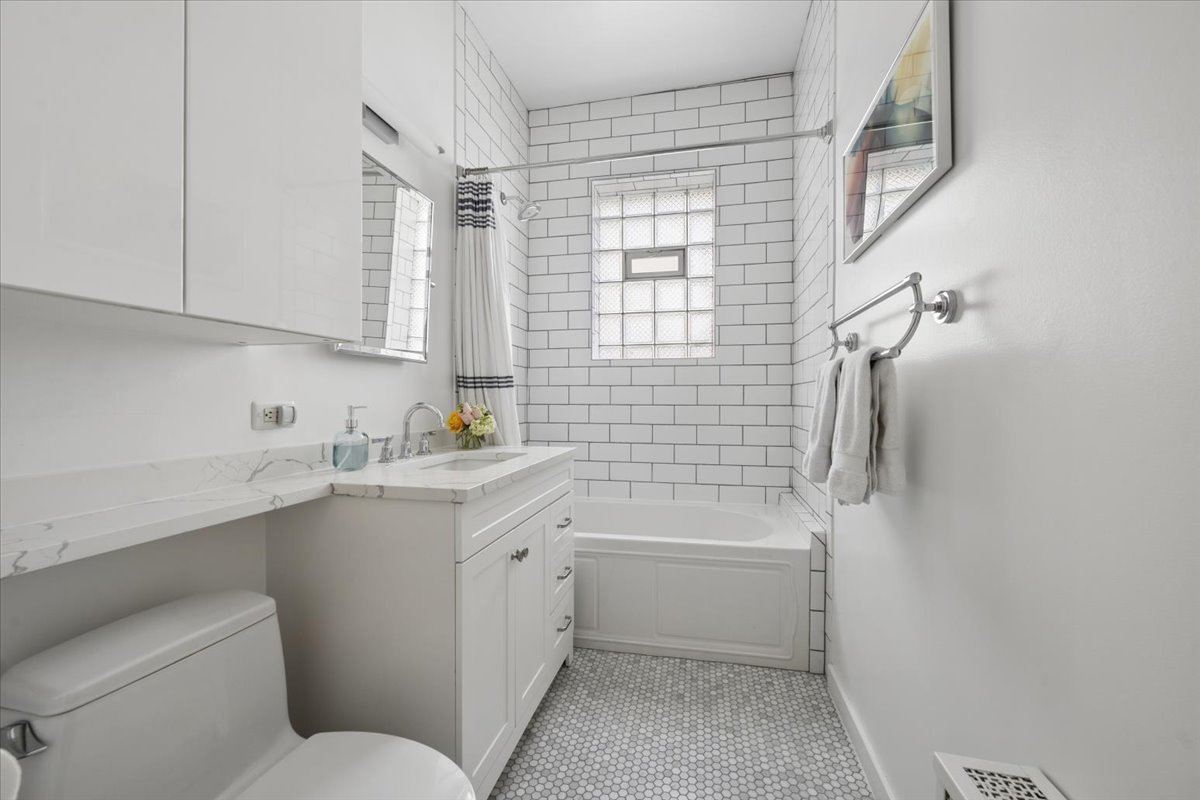 445 W Fullerton Parkway Unit: 2E