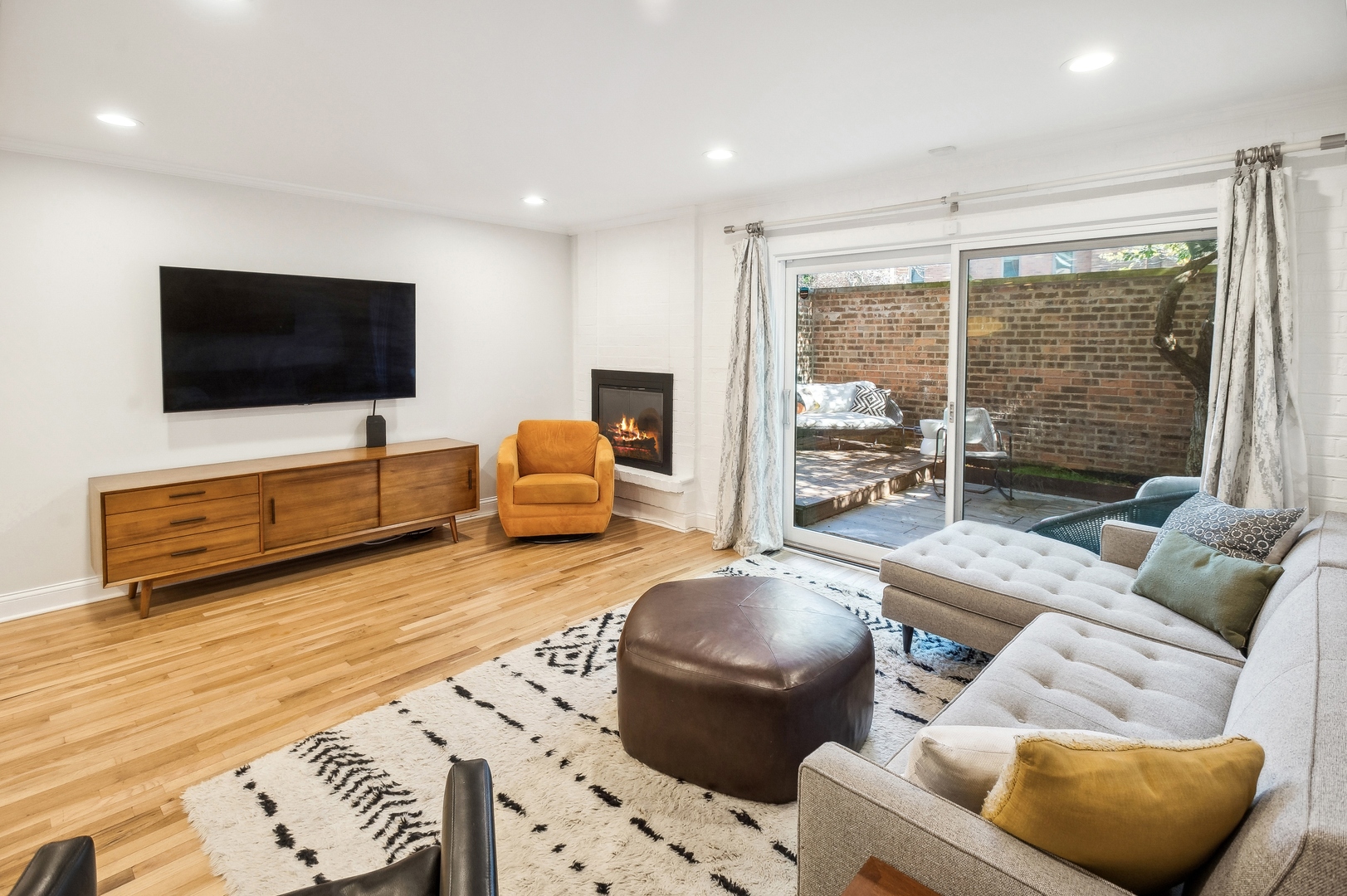 1909 N Larrabee Street Unit: B