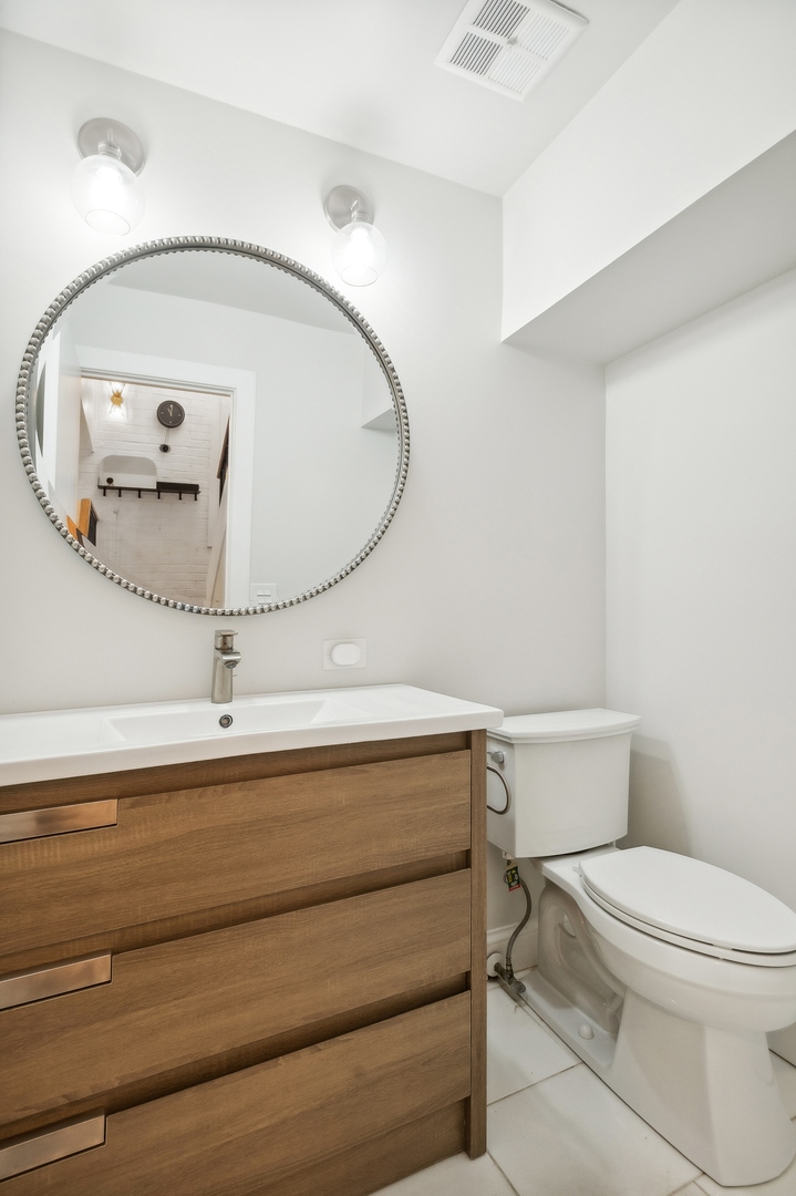 1909 N Larrabee Street Unit: B