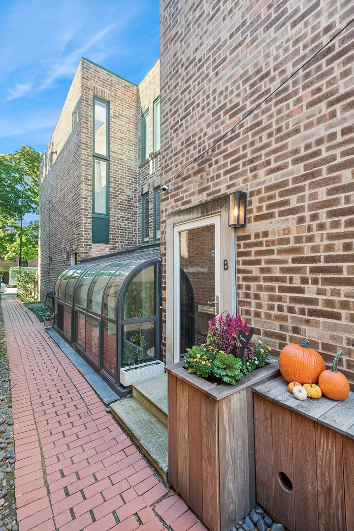 1909 N Larrabee Street Unit: B