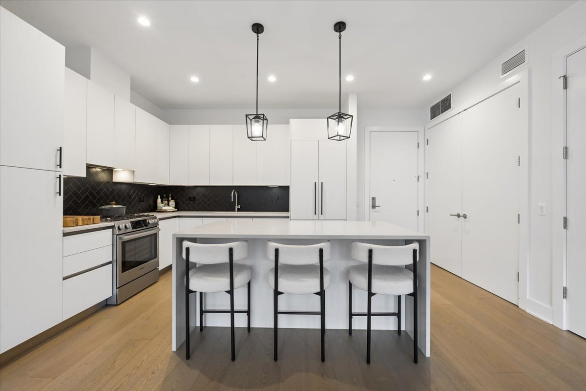 1701 W Webster Avenue Unit: 601