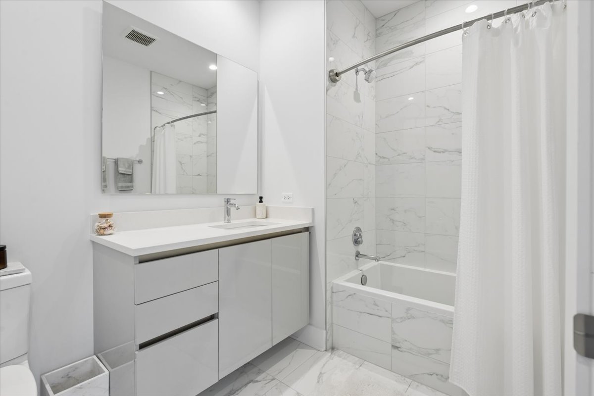 1701 W Webster Avenue Unit: 601