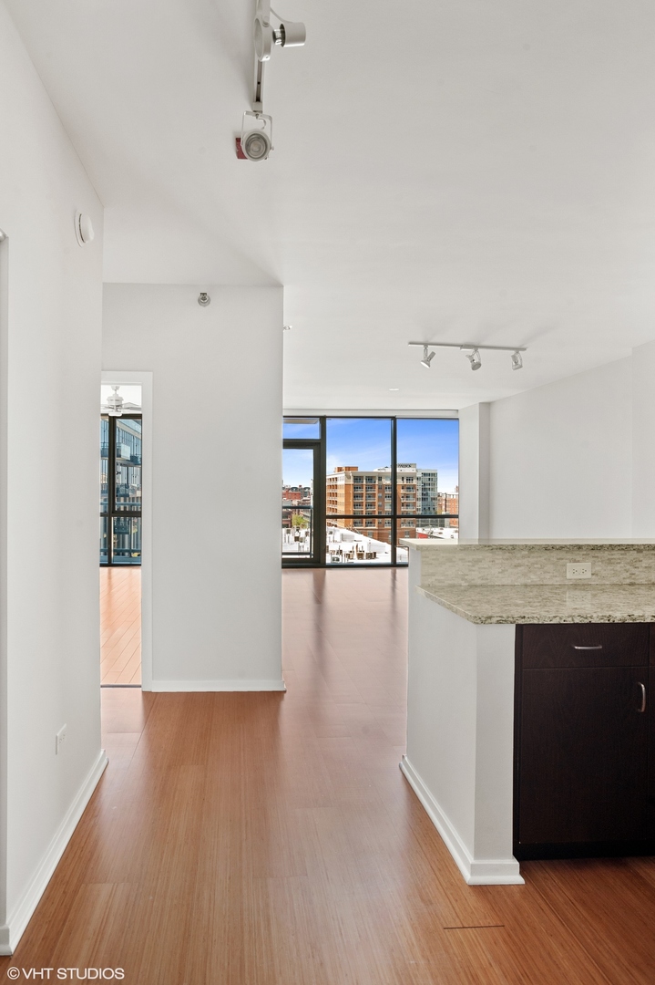 123 S Green Street Unit: 809B