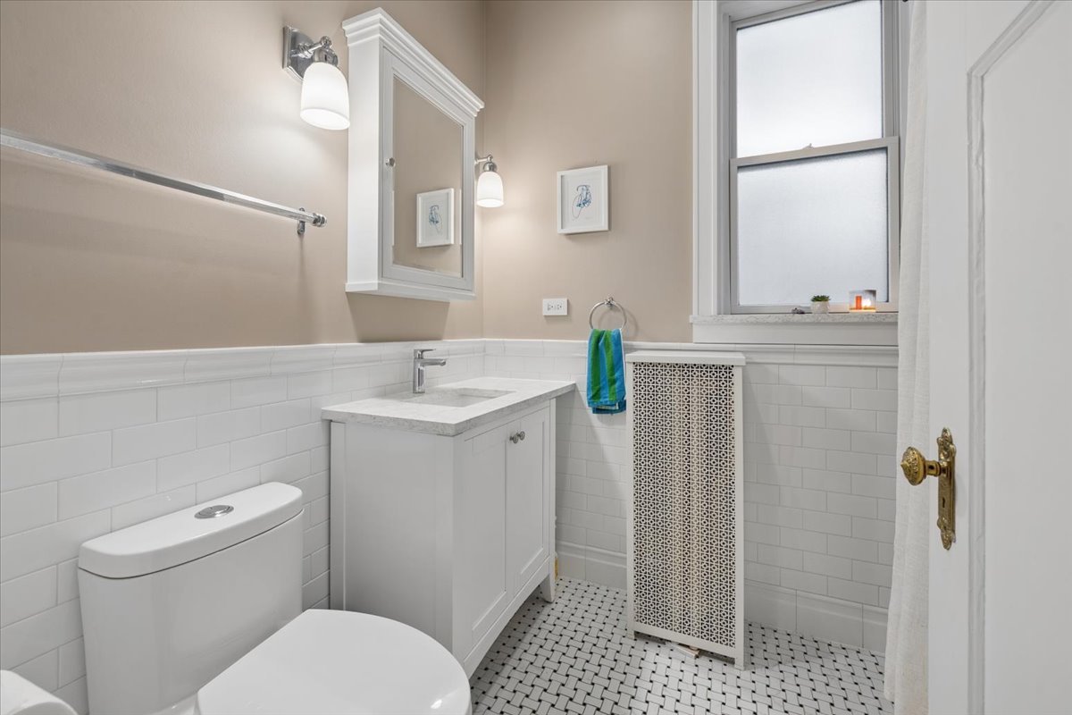 5522 S Everett Avenue Unit: 1