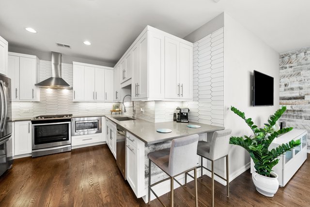 5 N Oakley Boulevard Unit: 304